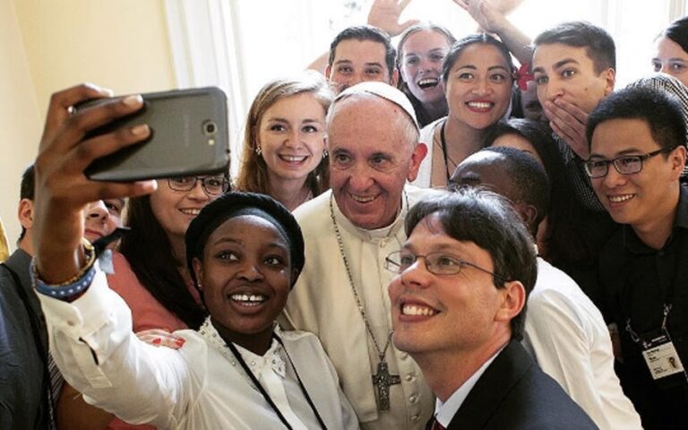 Papa tira selfie com jovens